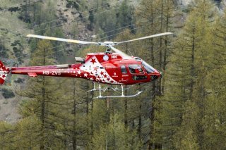 Des hélicoptères d'Air Zermatt ont notamment été engagés pour retrouver l'homme disparu (cliché symbolique/Keystone archives). KEYSTONE/JEAN-CHRISTOPHE BOTT