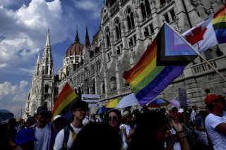 Des dizaines de milliers de personnes ont commencé à défiler samedi pour la marche des fiertés à Budapest. KEYSTONE/AP/Anna Szilagyi