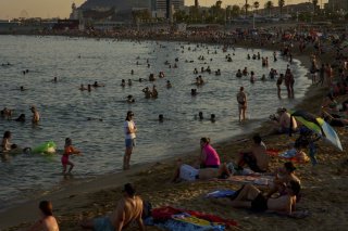 Des baigneurs tentent de se rafraîchir à Barcelone. KEYSTONE/AP/Emilio Morenatti