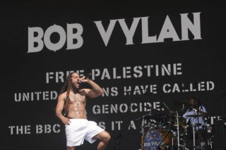 La police britannique a ouvert une enquête lundi suite aux propos des rappeurs de Bob Vylan lors de leur prestation au festival de Glastonbury (archives). KEYSTONE/AP/Yui Mok