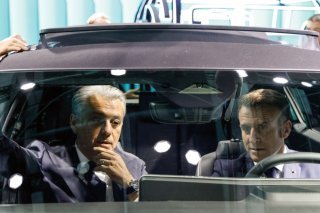 La marque au losange revendique un ajustement purement comptable, sans lien avec le départ récemment annoncé de son directeur général Luca de Meo, ici passager d'Emmanuel Macron. (archive) KEYSTONE/EPA AFP POOL/LUDOVIC MARIN / POOL