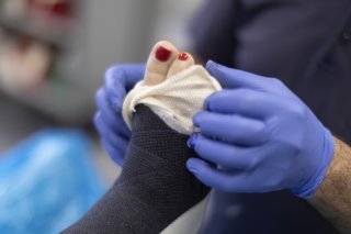 Les femmes de 55 ans et plus sont de plus en plus souvent victimes d'accidents. Ceci essentiellement parce qu'elles sont désormais plus actives pendant leur temps. (photo symbolique) KEYSTONE/GAETAN BALLY