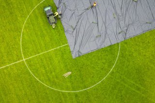 L'année dernière, un terrain de football de Kloten a été recouvert d'un film plastique en raison d'une infestation de scarabées du Japon. Ce film devait empêcher les scarabées de s'envoler. (photo d'archives) KEYSTONE/MICHAEL BUHOLZER