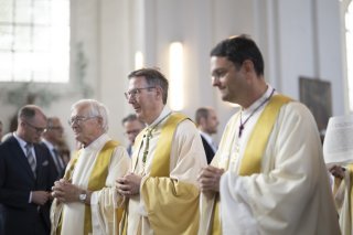 Le nouvel évêque de Saint-Gall Beat Grögli (au centre) dans la cathédrale de Saint-Gall. Keystone/GIAN EHRENZELLER