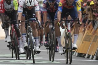 Tim Merlier (en blanc) devance de justesse Jonathan Milan KEYSTONE/AP/Thibault Camus