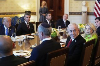Donald Trump a invité Benyamin Netanyahou pour un repas à la Maison-Blanche. KEYSTONE/AP/Alex Brandon