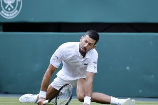 Novak Djokovic à terre, mais vainqueur au final. KEYSTONE/EPA/TOLGA AKMEN