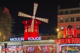 Les ailes du Moulin Rouge ont tourné pour la première fois le 6 octobre 1889, à l'ouverture du cabaret à Paris (archives). KEYSTONE/AP/ROBERT F. BUKATY