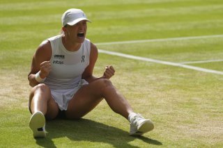 La joie d'Iga Swiatek, qui s'est imposée pour la première fois à Wimbledon KEYSTONE/AP/Kirsty Wigglesworth