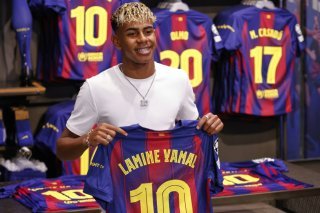 Lamine Yamal pose fièrement avec son nouveau numéro 10 KEYSTONE/AP/Joan Monfort