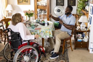 Les collaborateurs des CMS vaudois, comme ici à Clarens, veillent tout l'été à ce que leurs clients vivent bien avec les fortes chaleurs. KEYSTONE/JEAN-CHRISTOPHE BOTT