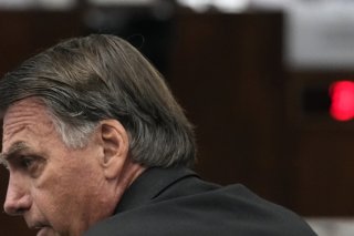 Jair Bolsonaro s'est vu contraint vendredi de porter un bracelet électronique et de ne plus recourir aux réseaux sociaux (archives). KEYSTONE/AP/Eraldo Peres