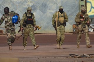 On voit sur cette photo, non datée remise à AP par l'armée française, trois mercenaires russes, vraisemblablement du groupe Wagner, en compagnie d'un soldat de l'armée régulière au Mali (Archives). KEYSTONE/AP French Army
