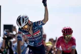 Le Français Valentin Paret-Peintre s'est imposé au sprint devant l'Irlandais Ben Healy, signant la première victoire française de ce Tour de France 2025. KEYSTONE/EPA/CHRISTOPHE PETIT TESSON