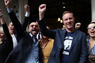 Les deux traders célébrant le verdict devant la Cour Suprême du Royaume-Uni, à Londres. (archive) KEYSTONE/EPA/ANDY RAIN