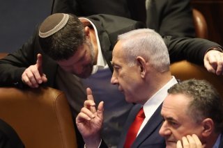 Une femme a été arrêtée sous l'accusation d'avoir fomenté un complot pour tuer le premier ministre Benjamin Netanyahu, ici au centre. KEYSTONE/EPA/ABIR SULTAN