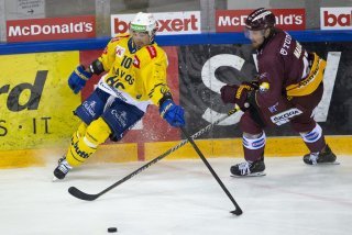 Marco Maurer (à droite) en action sous les couleurs de Genève-Servette face à la légende davosienne Andres Ambühl