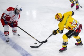 Noah Fuss (HC Viège) se dispute le puck avec Philip-Michal Devos (HC Ajoie) lors de l'acte 1 du barrage de promotion/relégation