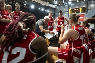 Le coach principal de l'équipe de Suisse, François Gomez entouré des joueuses de la sélection nationale