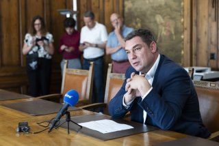 Pierre Berthod, Président de la Ville de Sierre, annonce les résultats de la votation populaire relative à la construction d'une nouvelle patinoire et de logements, ce dimanche 15 juin 2025