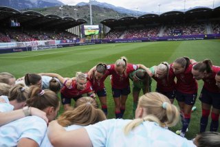 Ada Hegerberg motive ses coéquipières avant le match entre la Norvège et la Finlande à Tourbillon