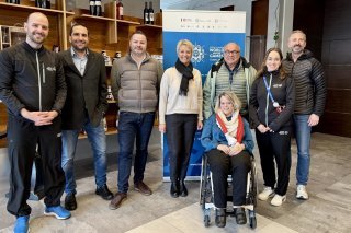 De g. à d. le comité valaisan, et l'entraîneur d'Unihockey Jonathan Grept, John Roux, Julien Dubuis, Chantal Bournissen, Maud Theler, Jean-François Lichtenstern et Phoebe Cueni (Special Olympics), accompagné à Martigny par Frédéric Favre (manque Grégoire Jirillo, absent)