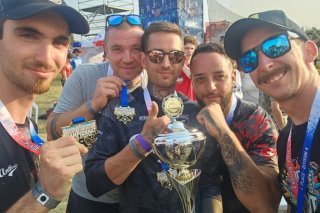 Les Martignerains avec le trophée de champion de France.