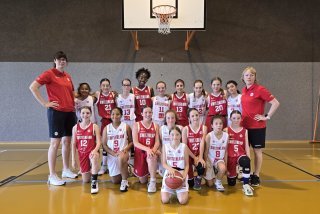 Les dix-sept jeunes basketteuses valaisannes qui représenteront la Suisse aux United World Games avec leurs coachs, Andrea Hajdune (à gauche) et Eglé Moix (à droite).