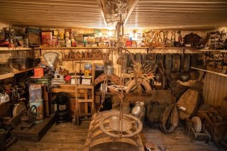 Cette impressionnante collection a été assemblée pendant plus de 60 ans par Robert Seppey, passionné par l’histoire de sa région et conscient que le tournant de la modernité du XXème siècle verrait nombre d’objets de son quotidien disparaître.