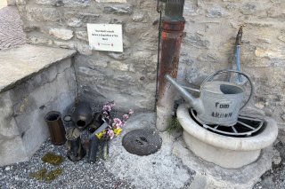 Les objets qui n'ont pas été emportés ont été déposés dans un coin du cimetière d'Ardon