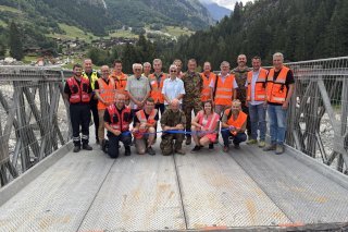 Le pont militaire entre Champsec et Lourtier a été inauguré mardi soir, en présence des autorités communales, cantonales et de l’armée.