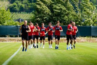 Les joueurs valaisans au pas de course sous la conduite du préparateur physique Stéphane Troillet.