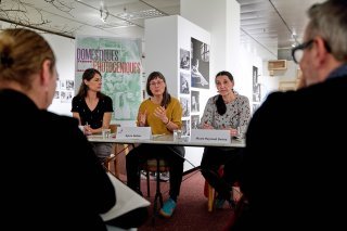 Sylvie Délèze Directrice de la Médiathèque Valais - Martigny et commissaire de l’exposition (au centre), Sylvie Fournier Collaboratrice scientifique à la Médiathèque et responsable de la médiation (à gauche) et Nicole Reynaud Savioz Archéozoologue