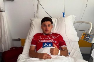 Opéré ce mercredi matin à Martigny, Altin Shala a posté une photo avec un maillot du FC Sion depuis son lit d'hôpital sur Instagram.