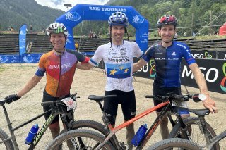Andreas Seewald (au centre) entouré de Frans Claes (à gauche) et Hansueli Stauffer (à droite).