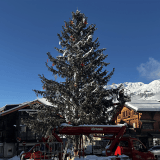 Deux nacelles, une semaine de travail et un important système de mapping lumineux programmable permettent de créer un spectacle visuel unique sur la place de Verbier.