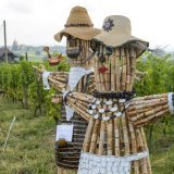 L'intelligence artificielle pourrait bientôt leur faire concurrence : des épouvantails lors d'un concours à Denens, dans le canton de Vaud, en 2015. (photo d'archives) KEYSTONE/JEAN-CHRISTOPHE BOTT