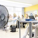 Un ventilateur aère une classe à Winterthour. (archives) KEYSTONE/MICHAEL BUHOLZER