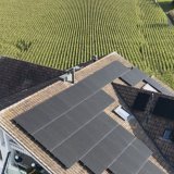 La réforme du texte de loi aurait des conséquences pour les propriétaires de panneaux solaires (archives). KEYSTONE/GAETAN BALLY