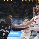 Dennis Schröder (à gauche) a mené l'Allemagne à un nouveau titre. KEYSTONE/AP/Sergei Grits