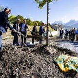 Gérard Seingre (directeur de TCM SA), Nicolas Herold (membre du Conseil d’administration de TCM SA), Franz Ruppen (conseiller d'Etat valaisan) Isabelle Moret (conseillère d'Etat vaudoise) et Fabrice Thétaz (président de la Ville de Monthey) ont symboliquement planté un chêne. KEYSTONE/JEAN-CHRISTOPHE BOTT