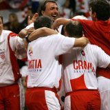 Nikola Pilic, à gauche, lors du succès de la Croatie en Coupe Davis en 2005 KEYSTONE/AP/ANJA NIEDRINGHAUS