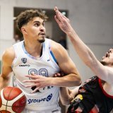 Natan Jurkovitz (à gauche) et Olympic seront les principaux adversaires de Paul Gravet (à droite) et des Lions de Genève KEYSTONE/JEAN-CHRISTOPHE BOTT