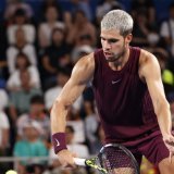 Carlos Alcaraz affrontera Talyor Fritz mardi pour sa 10 finale de l'année sur le circuit ATP. KEYSTONE/EPA/RODRIGO REYES MARIN