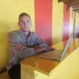 Axel Canaguier, à sa position durant les matches, au sommet de la tribune et devant son ordinateur.