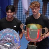 L'Italien Jannik Sinner (à droite)a vaincu l'Américain Learner Tien pour s'offrir son 21e titre en carrière. KEYSTONE/AP/Andy Wong