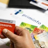 La hausse de primes devrait être plus importante qu'annoncé (archives). KEYSTONE/JEAN-CHRISTOPHE BOTT