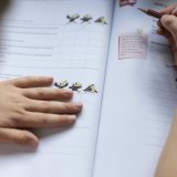 L'éducation fait partie des droits reconnus au sein de la Convention internationale des droits de l'enfant, au coeur du colloque organisé mardi à Martigny. (image d'illustration) Keystone/GAETAN BALLY