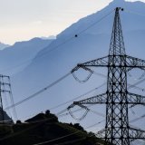 Les lignes électriques aériennes doivent avoir la priorité pour l'extension du réseau suisse de transport d'électricité, estime une commission parlementaire (archives). KEYSTONE/JEAN-CHRISTOPHE BOTT