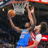 Kyshawn George (à droite) et les Wizards ont subi la loi d'OKC jeudi KEYSTONE/AP/Kyle Phillips